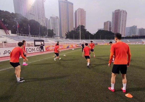 周冬雨湿发站阳台上性感撩人周冬雨十年后再当;谋女郎搭档雷佳音周冬雨首次担任出品人特别出演 身着背心短裤阳台洗头清纯性感周冬雨首任出品挑战低智角色 深陷复仇漩涡面临现实难题周冬雨挑战低智少女一脸懵懂 新版海报揭示危险;窥探关系周冬雨笑容阳光明媚周冬雨易烊千玺戏里戏外相互;扶持，在仰望中并肩成长周冬雨自从《少年的你》海报曝光后，就很少再公开露面，也不在社交网站上传自拍照